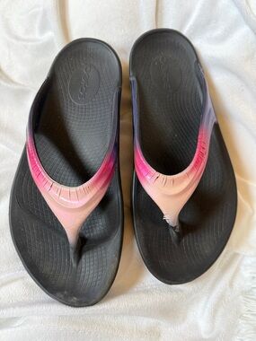 OOFOS Women's Black Flip Flop Sandals with Pink Gradient Straps